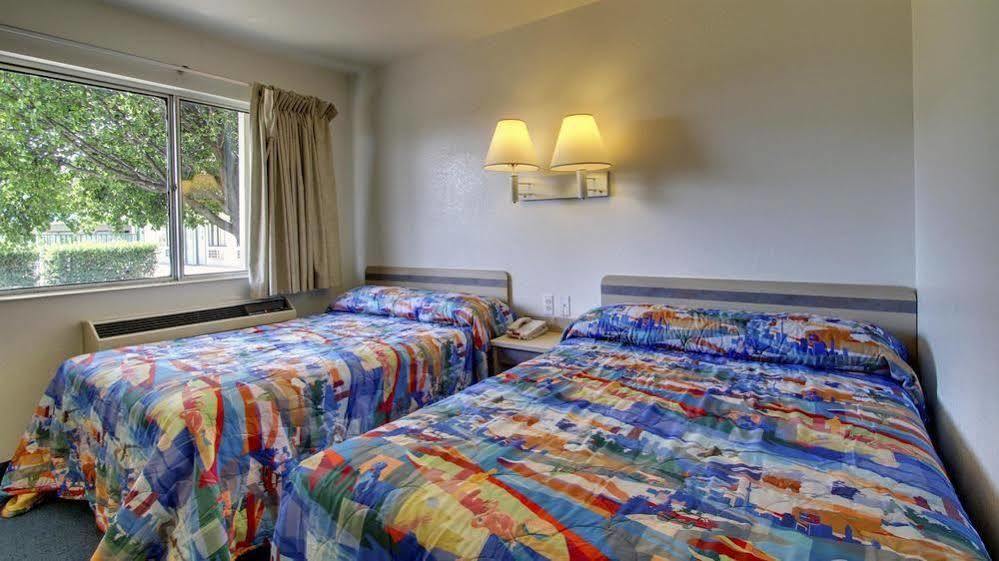 6-monroe, La Hotel 2*